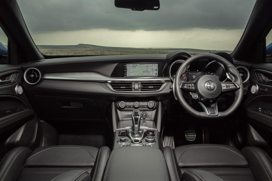 Торпедо Alfa Romeo Stelvio Veloce (949) 2020 года  (UK) (фото 24 из 40)